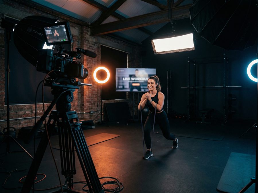 FitCore instruktore vada online nodarbību